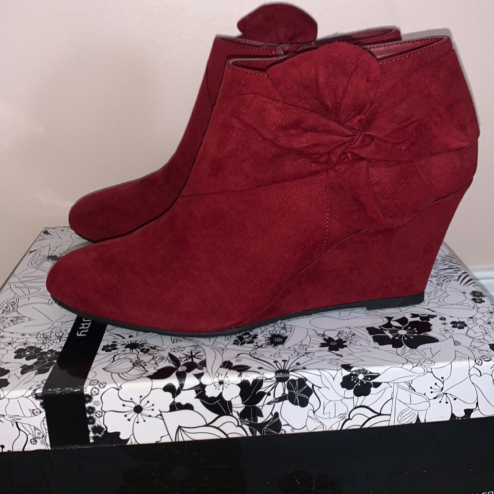 Chinese Laundry women’s size 10 suede Cherry Red booties